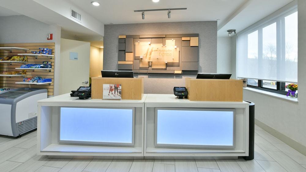 Country & By Radisson, Staten Island Hotel