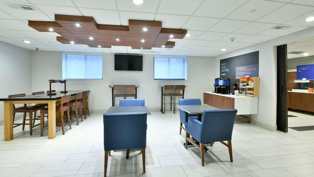 Country & By Radisson, Staten Island