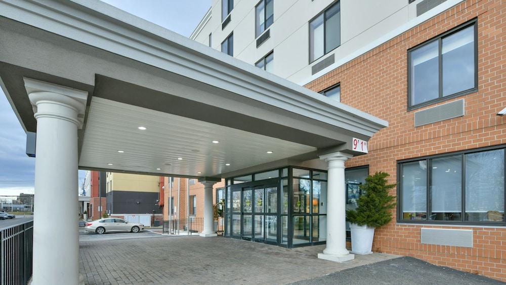 Hotel Country & By Radisson, Staten Island