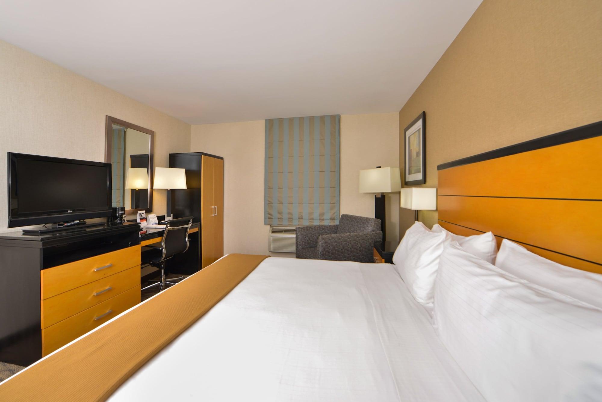 Hotel Express Kennedy Airport, An Ihg 3*