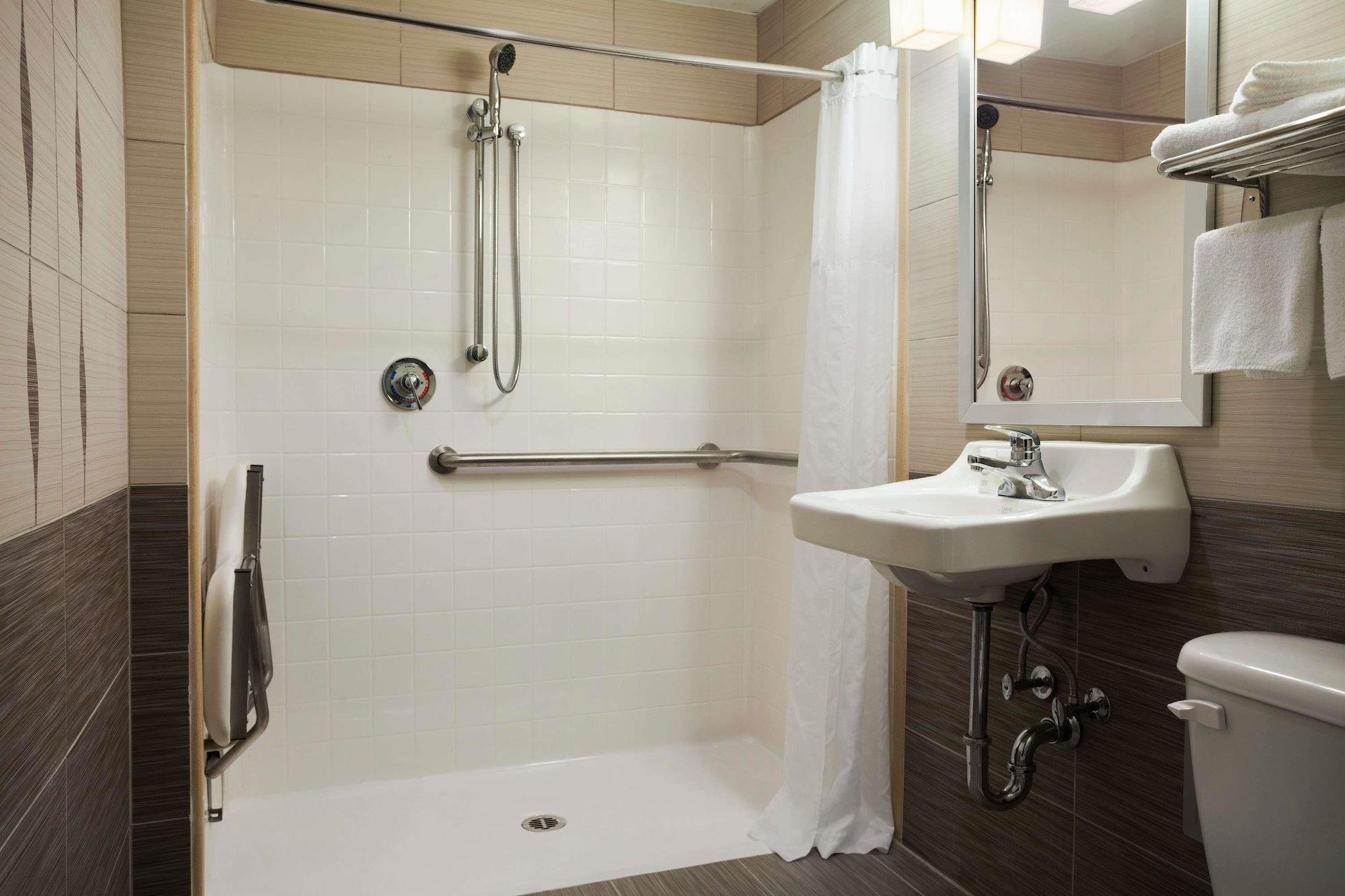 Hotel Super 8 Bronx 2*