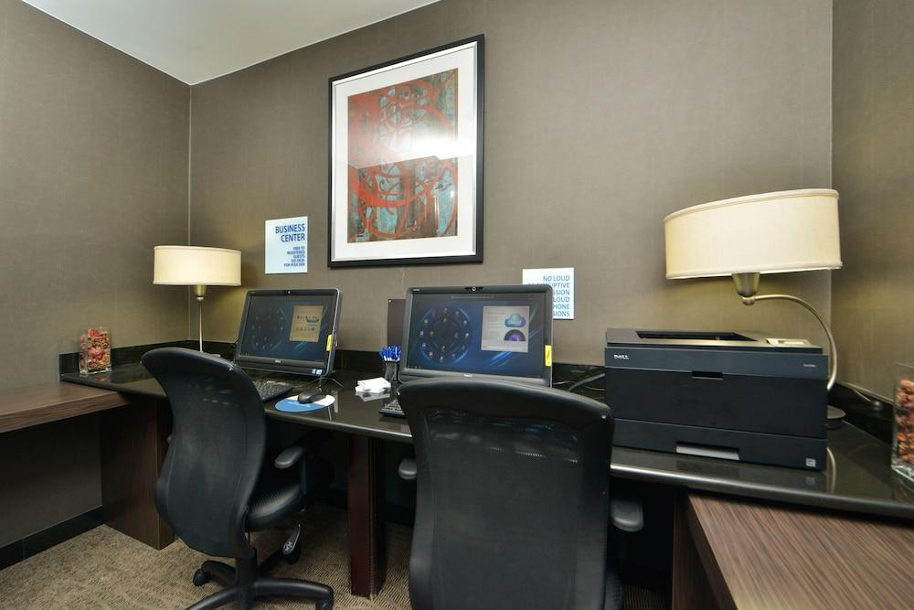 Hotel Express Kennedy Airport, An Ihg 3*