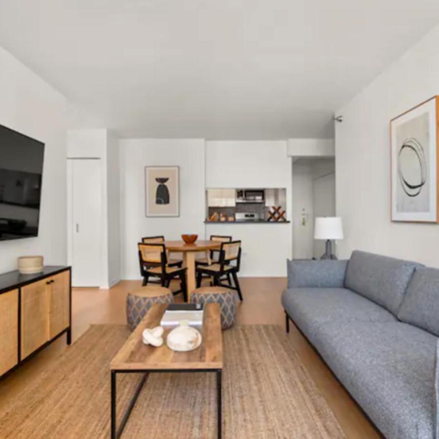 Family In Excellent Sector Of Apartment