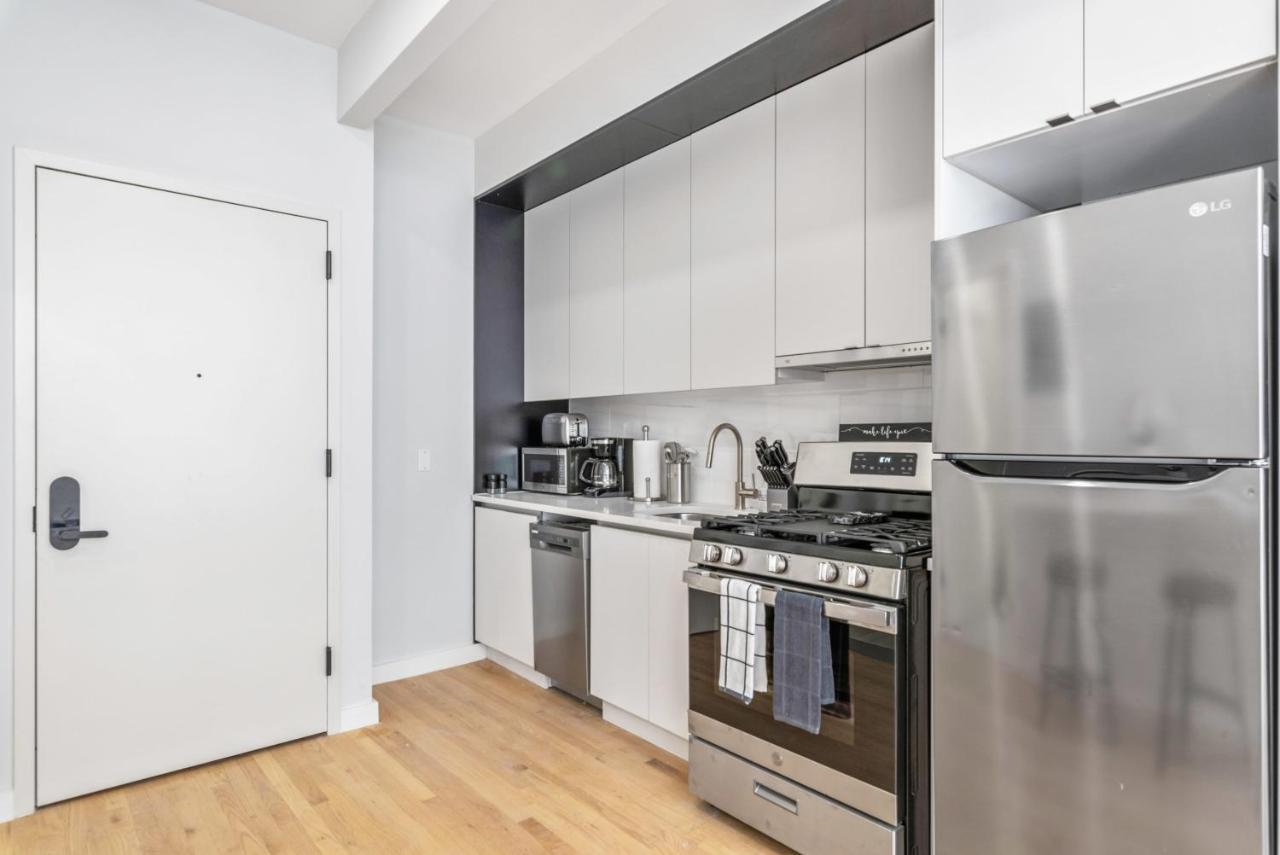 Maison Bella - Modern Studio W Charming Juliet Balcony New York