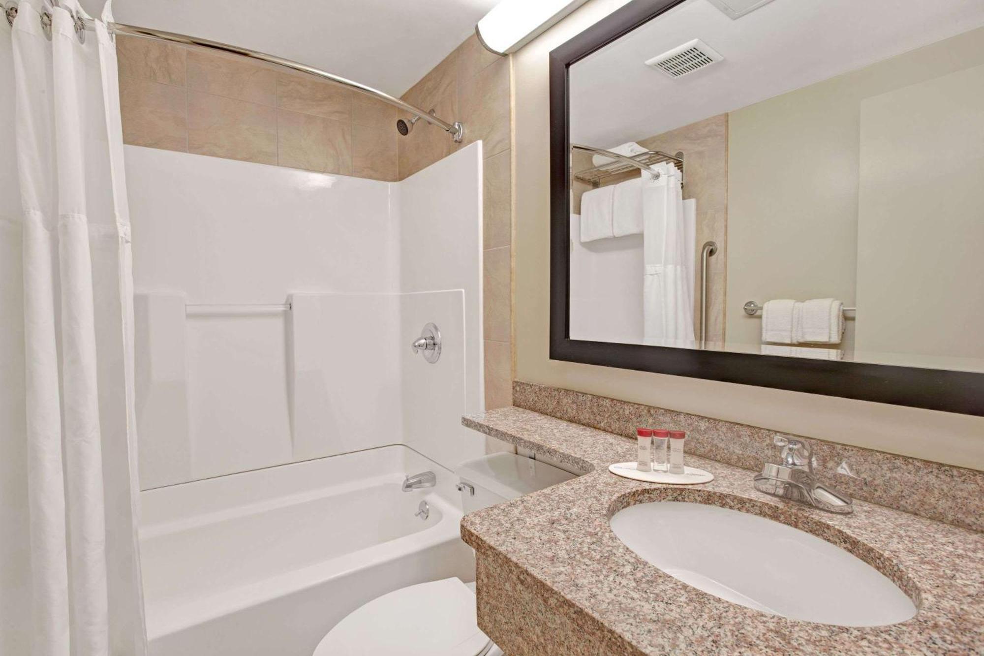 Ramada By Wyndham Staten Island 3* New York