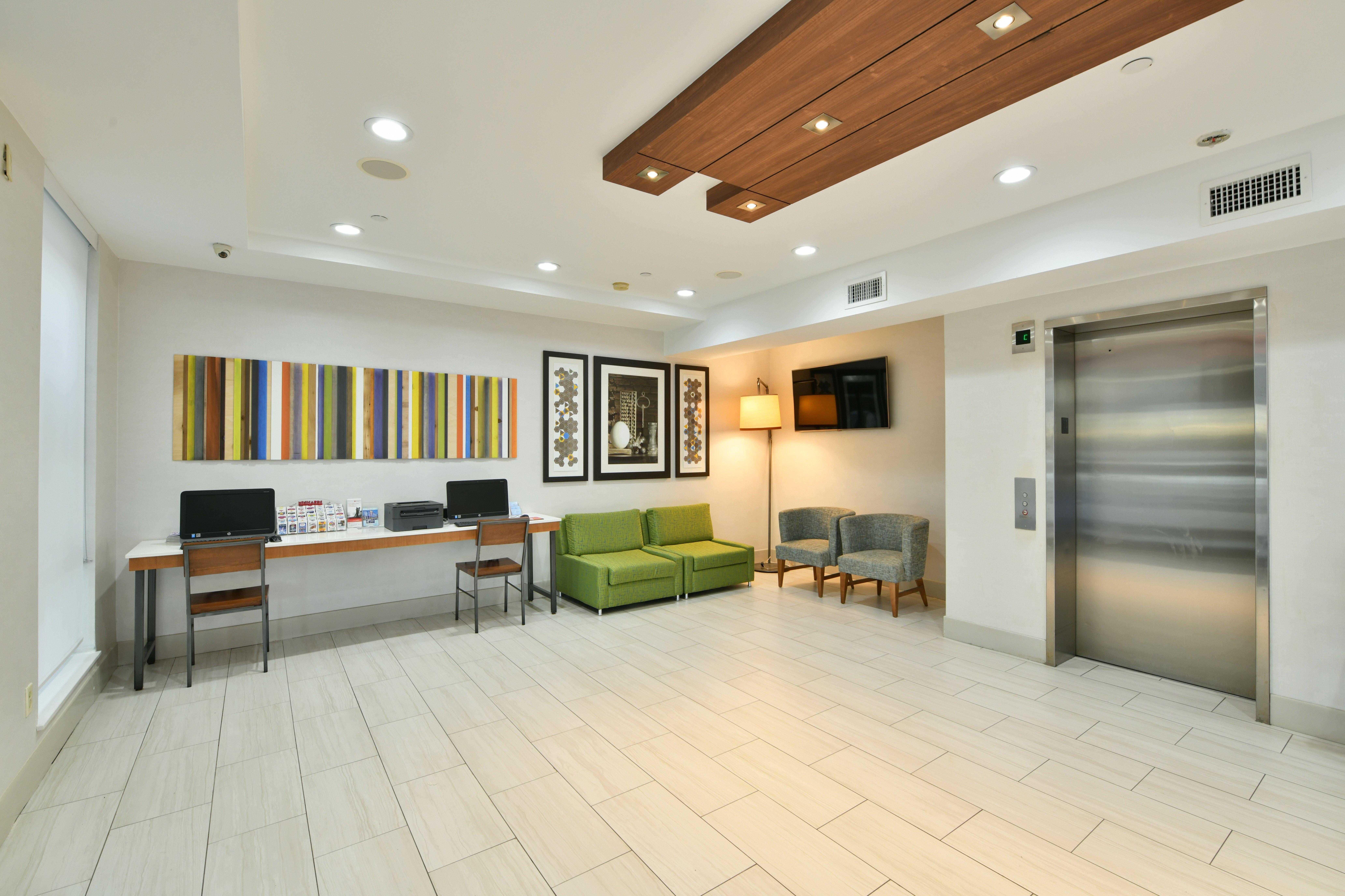 Country & By Radisson, Staten Island 3*