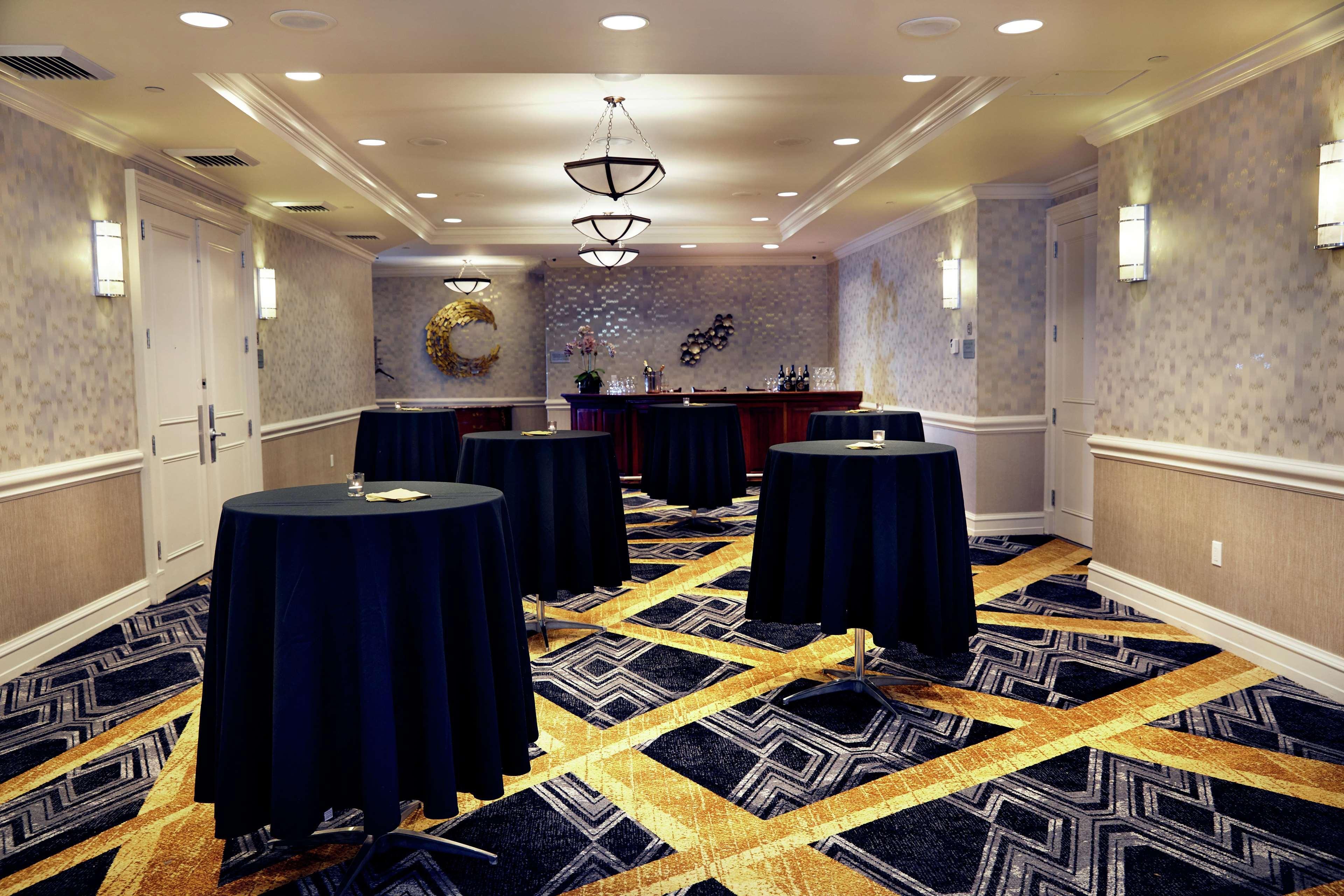 Hotel Martinique On Broadway, Curio Collection By Hilton