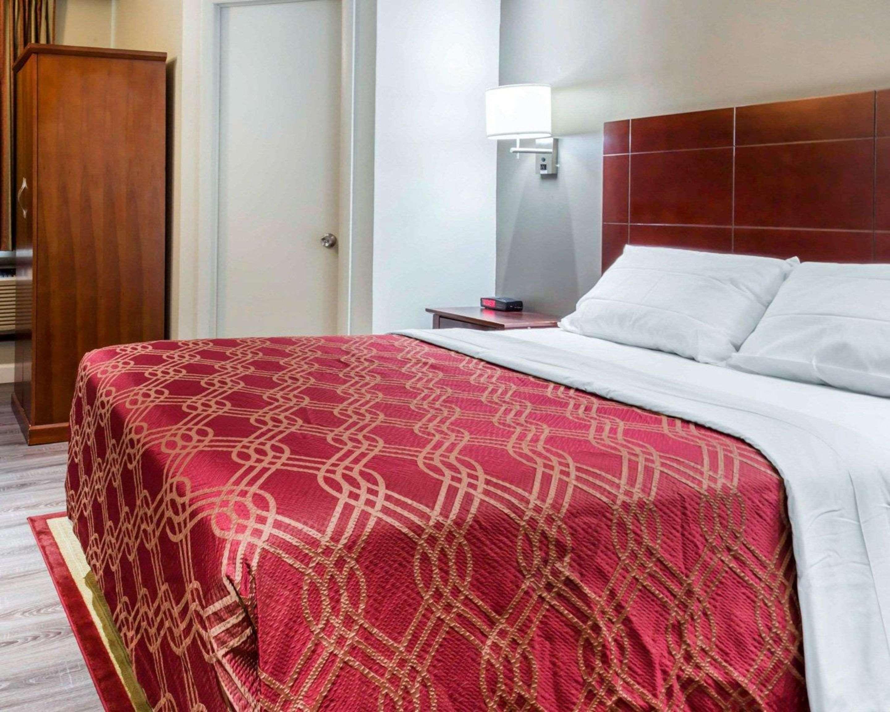 Hotel Econo South Ozone Park 2*