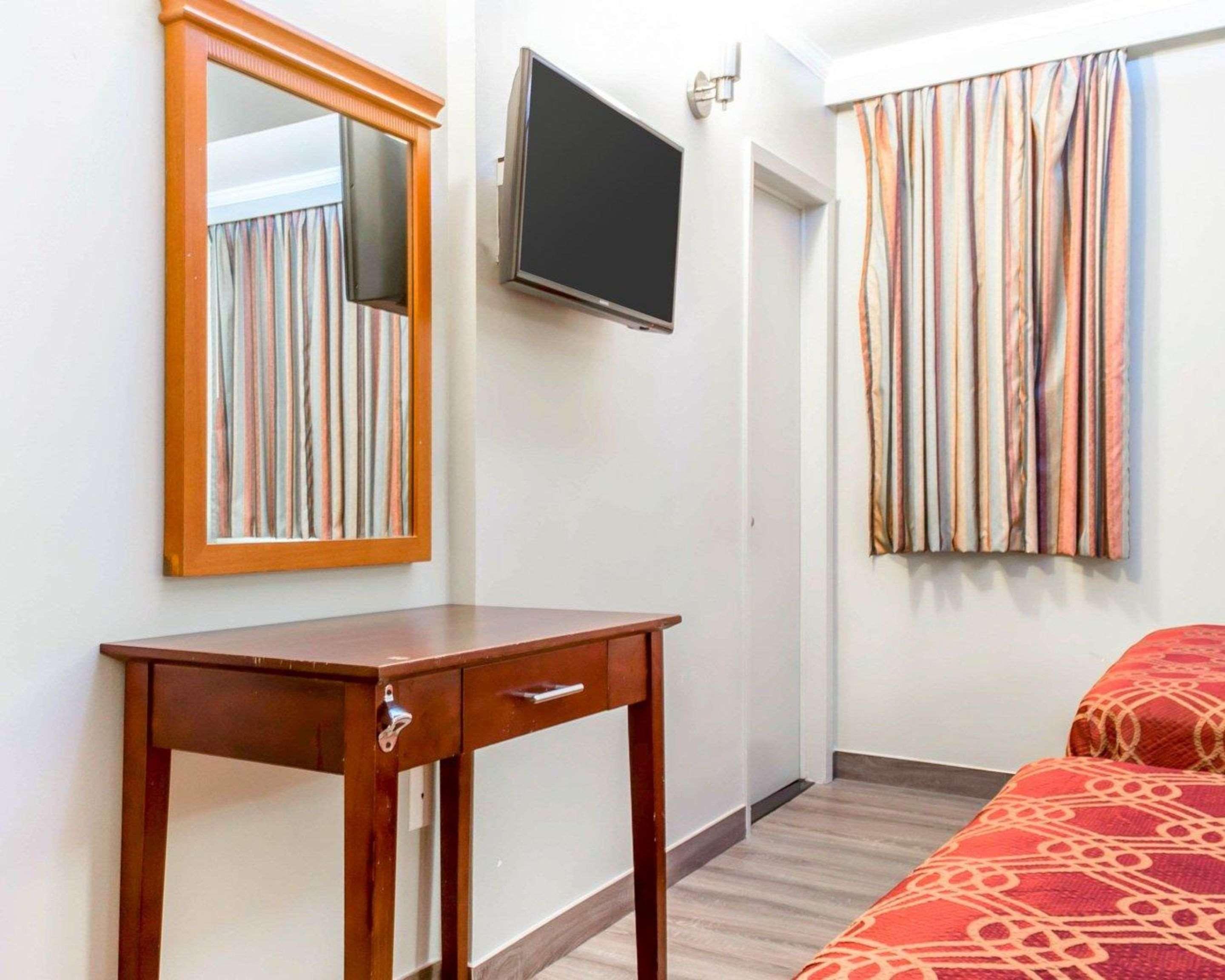 Hotel Econo South Ozone Park