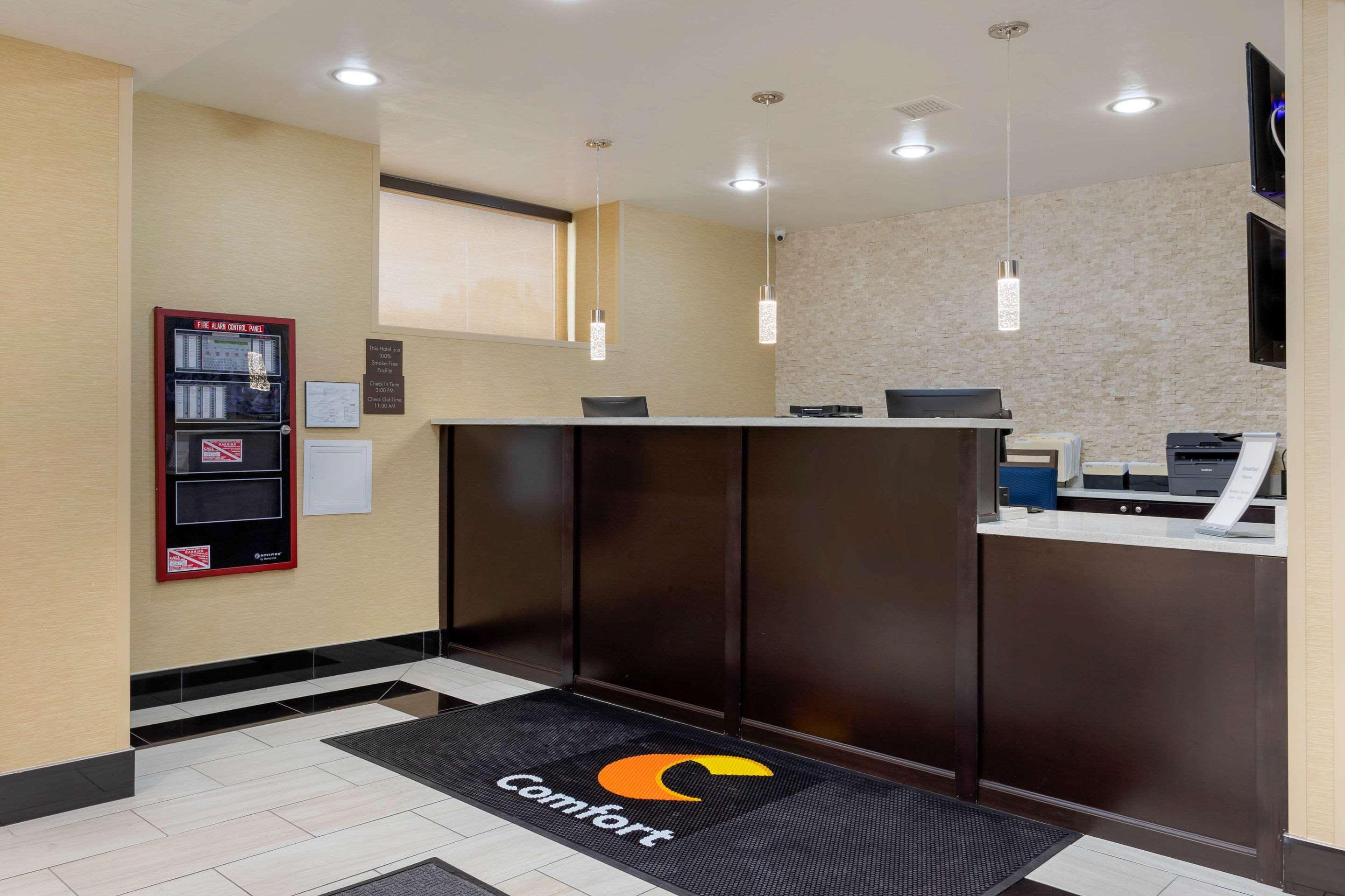 Hotel Comfort & Near Jfk Air Train 3*