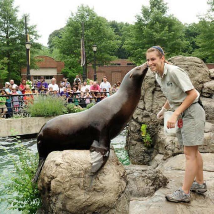 Apartment 2 Bedrooms Lr Kit Bath And Backyard 2 Stops To Manhattan *