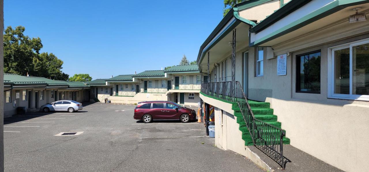 Essence Collection Staten Island 3*