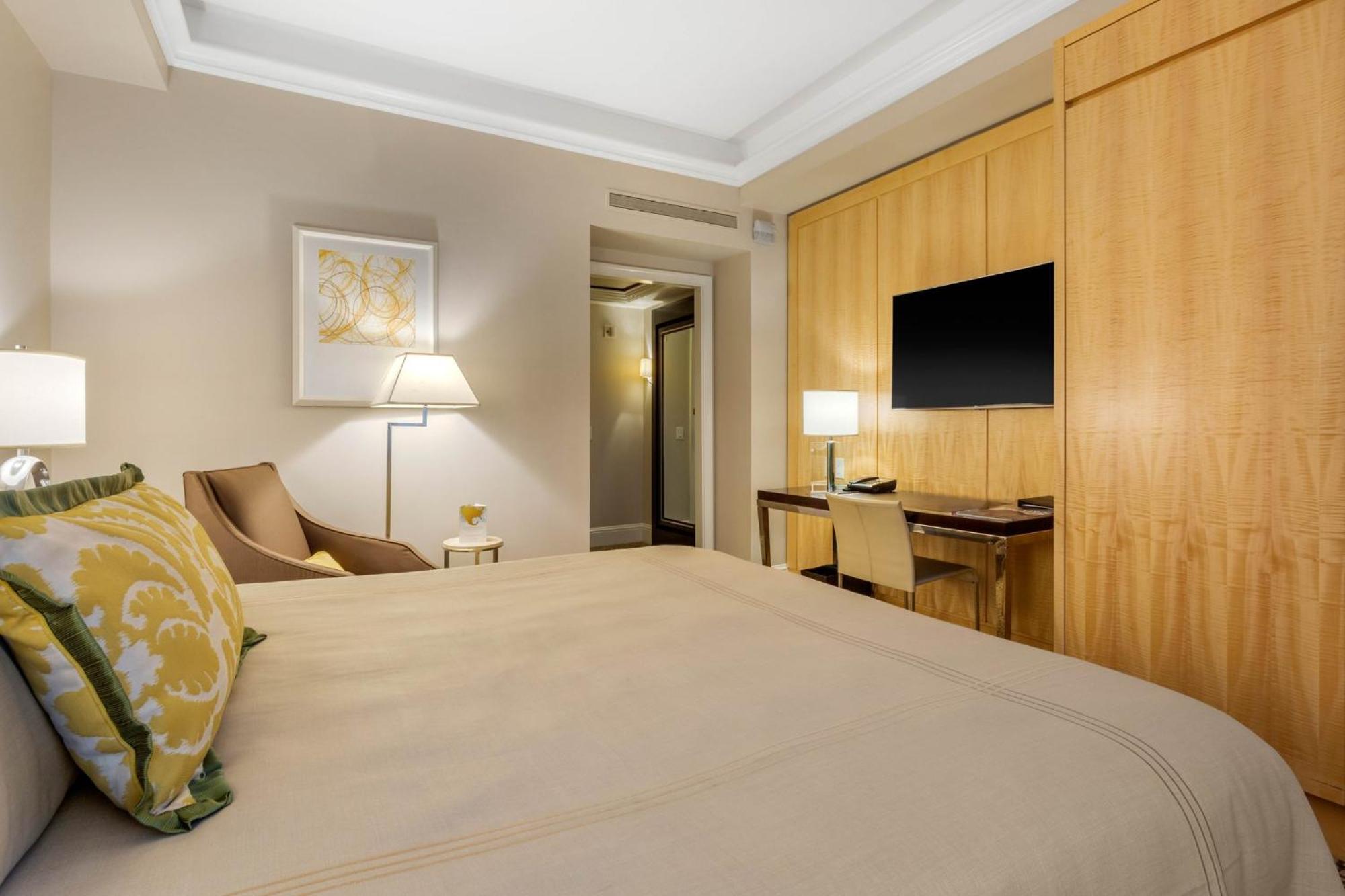 Omni Berkshire Place 4*