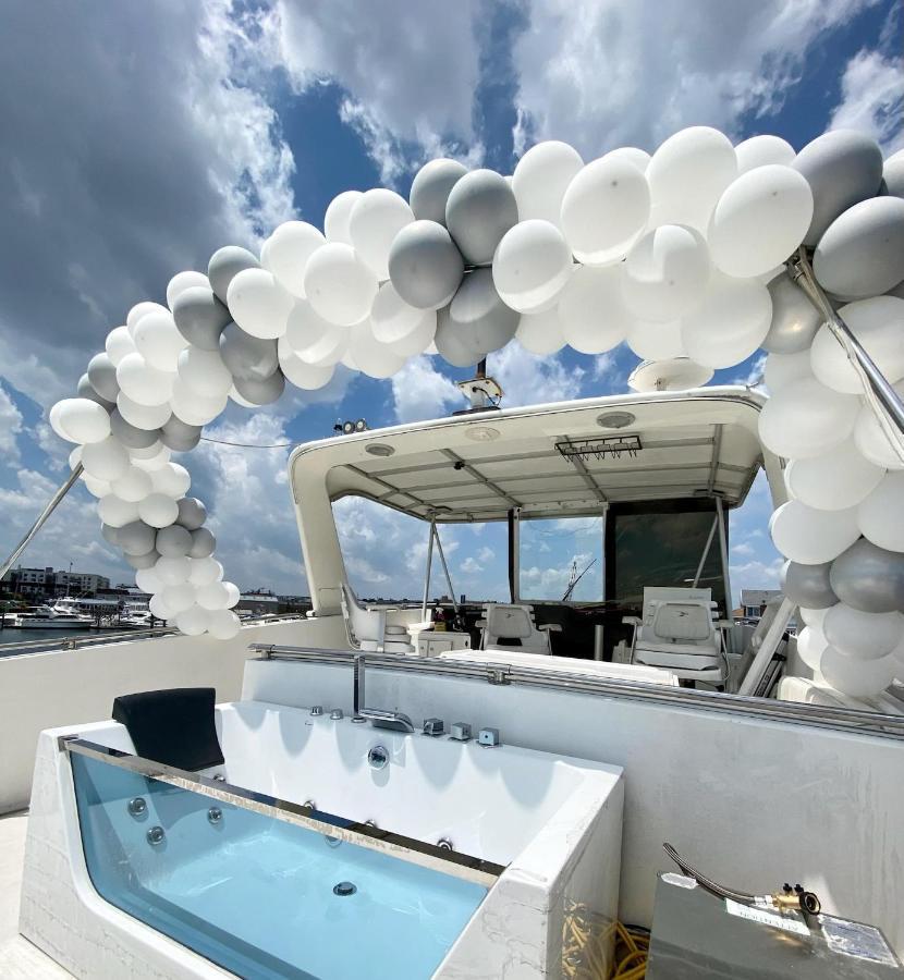 Botel Oceanfront 3-decks @ Yacht New York