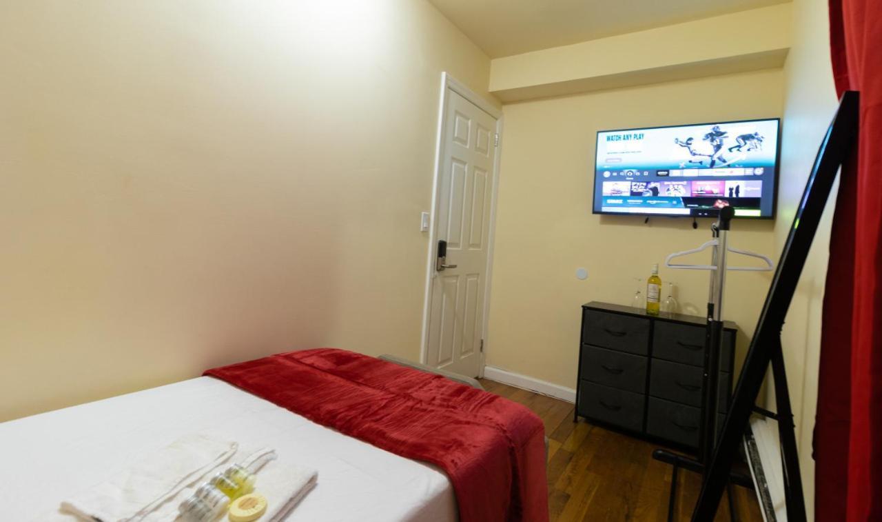 Deluxe Twin Size Bed-red On The 1st Fl In Elmhurst Ny Appartement *