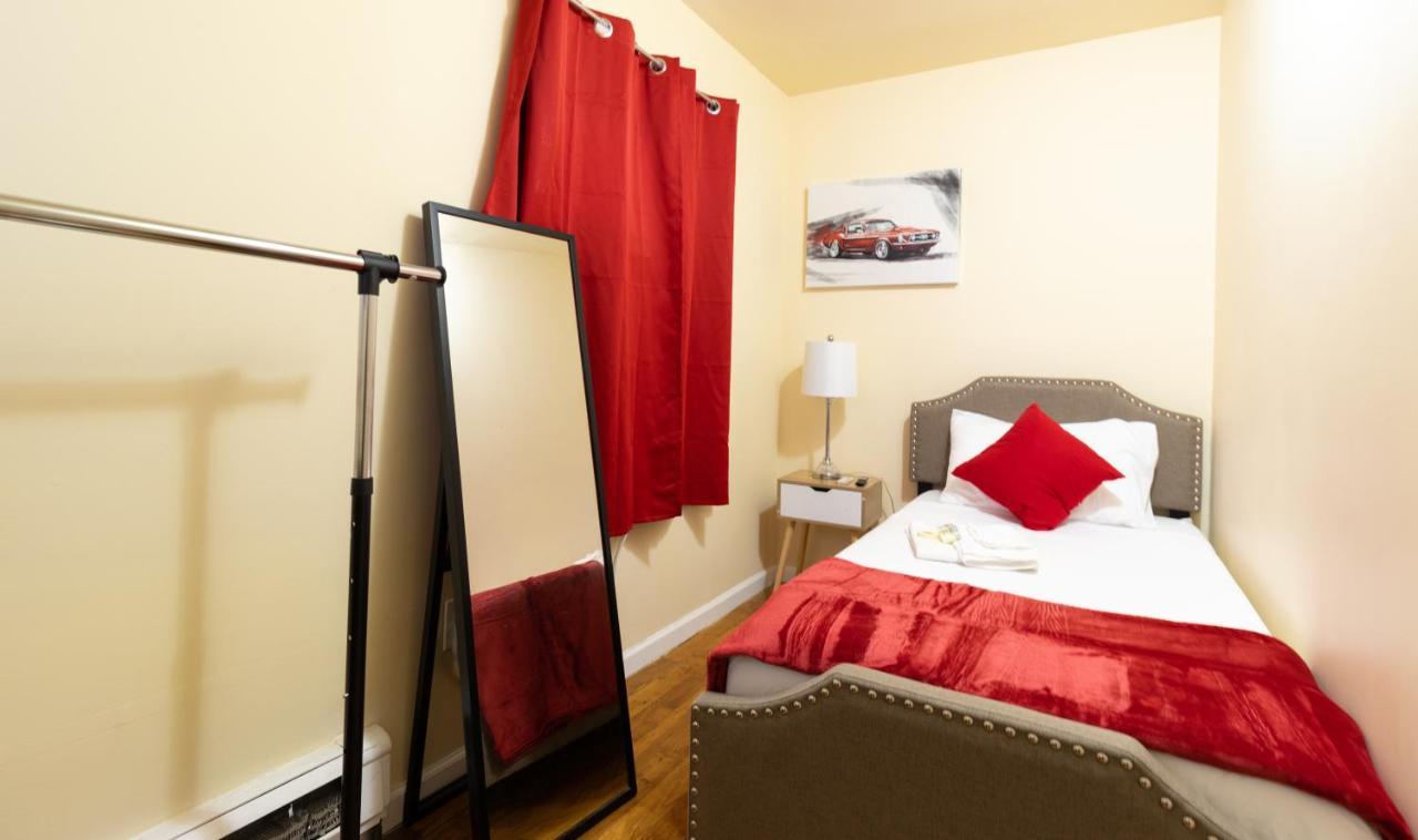 Deluxe Twin Size Bed-red On The 1st Fl In Elmhurst Ny Appartement *