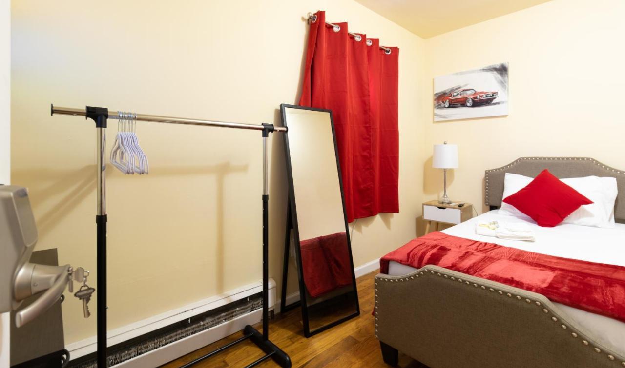Deluxe Twin Size Bed-red On The 1st Fl In Elmhurst Ny Appartement