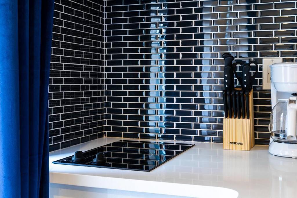 69-3c Stylish Lower East East 1br Brand New