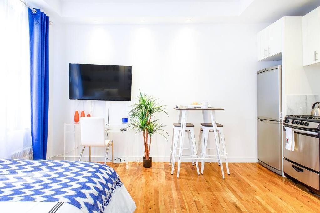 62-3b Prime Ues Walk To Park * New York