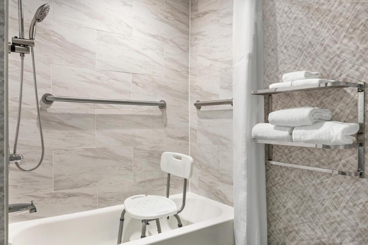 Lic - Laguardia West, An Ihg New York