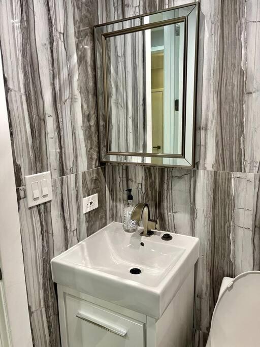 Cozy In Bronx With Good Bedrooms Hotel