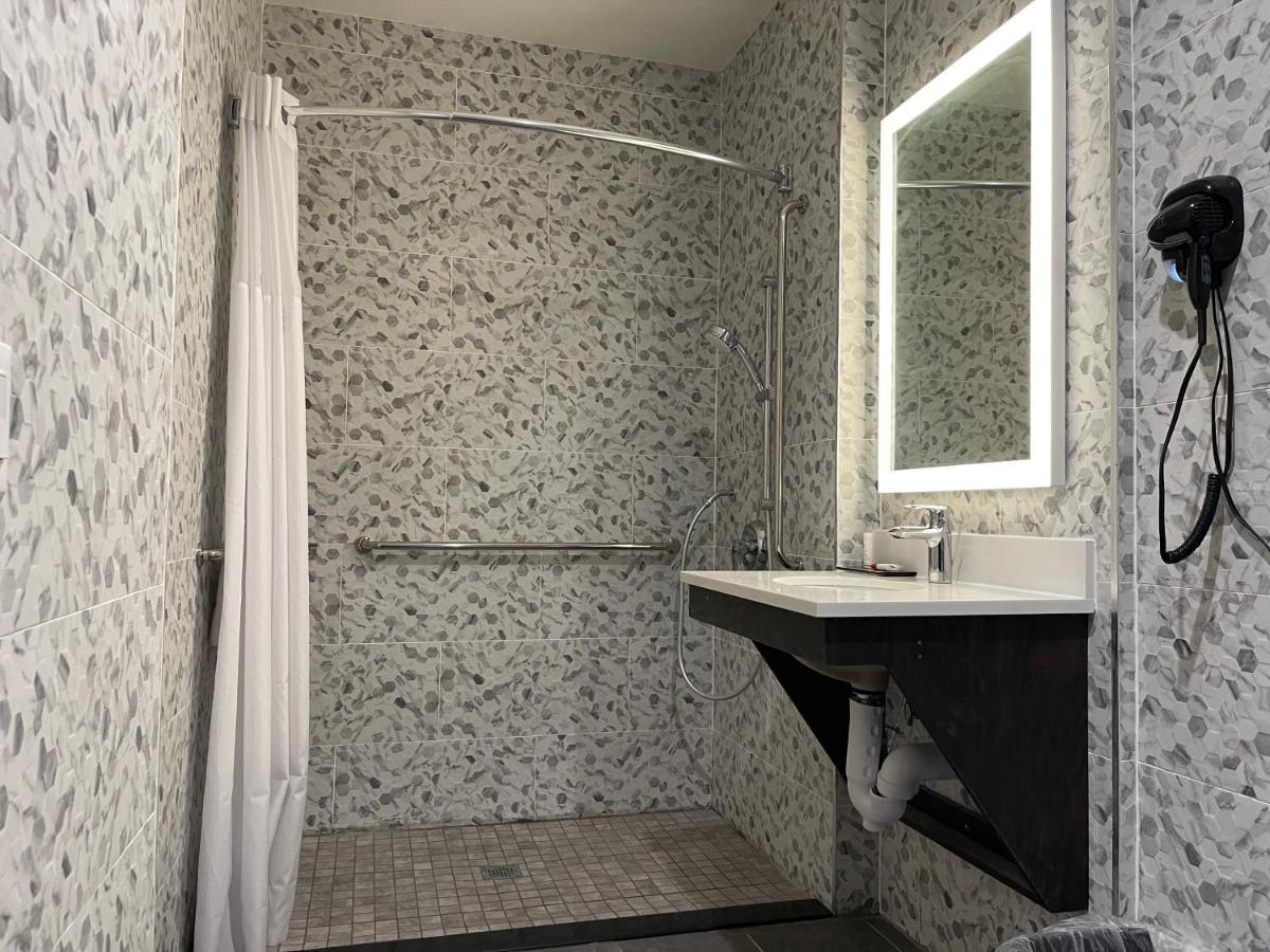 Super 8 By Wyndham Bronx Near Botanical Garden New York