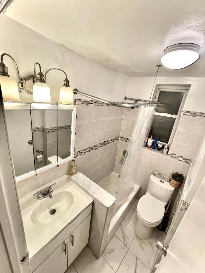 Bedroom 10 Mins To Times Square! And Is First Floor *