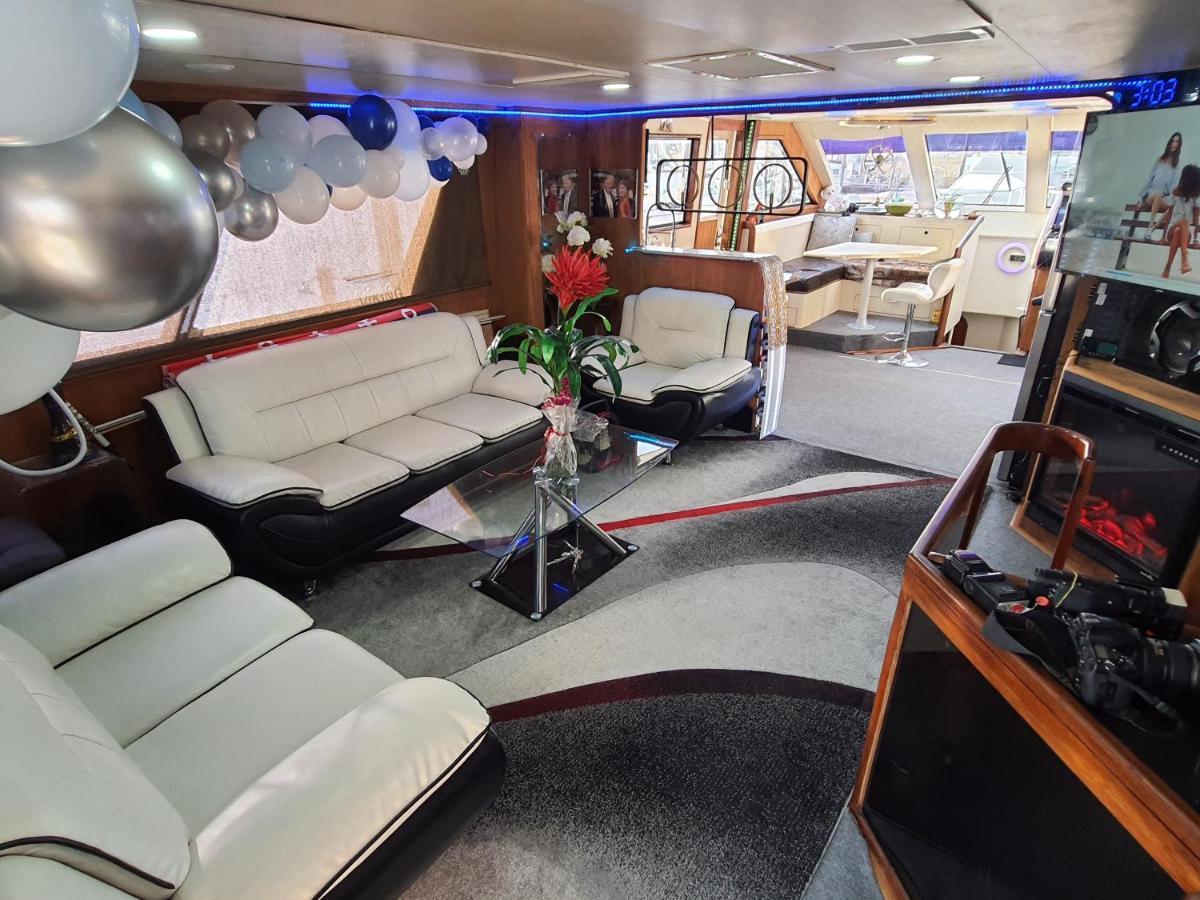 Botel Romantic @ Ocean 3-deck Yacht