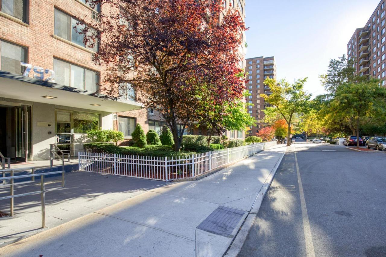 Uws 2br W Elevator Doorman Gym Nr Central Park Nyc-1001 *