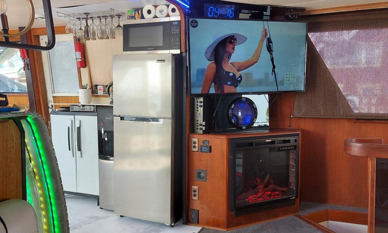 Botel Romantic @ Ocean 3-deck Yacht New York