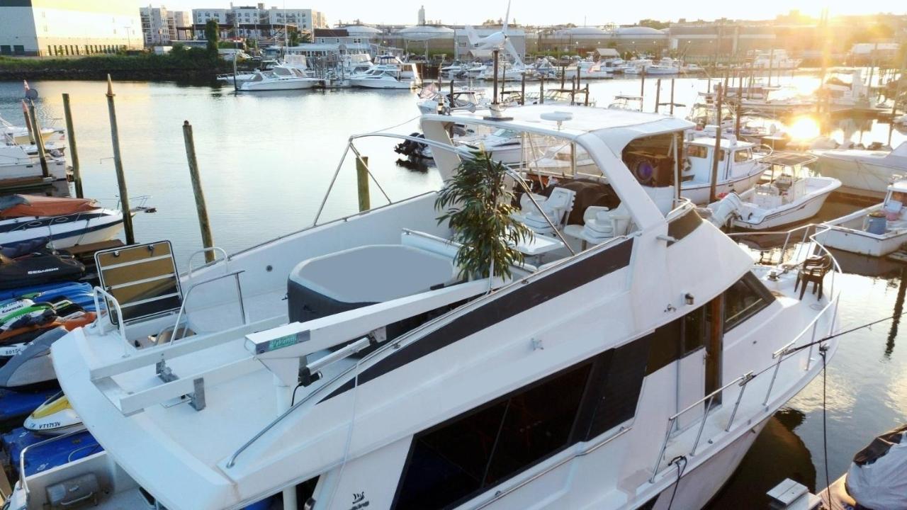 Romantic @ Ocean 3-deck Yacht Botel *