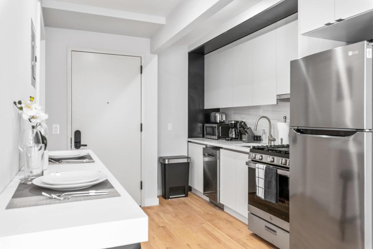 Modern Studio With Charming Juliet Balcony In Upper East Side Holiday home New York