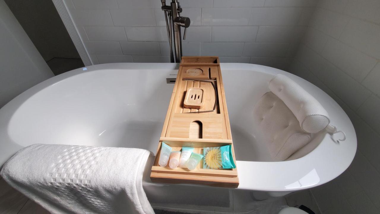 Villa Gorgeous Victorian House!! Entire In Sam's *