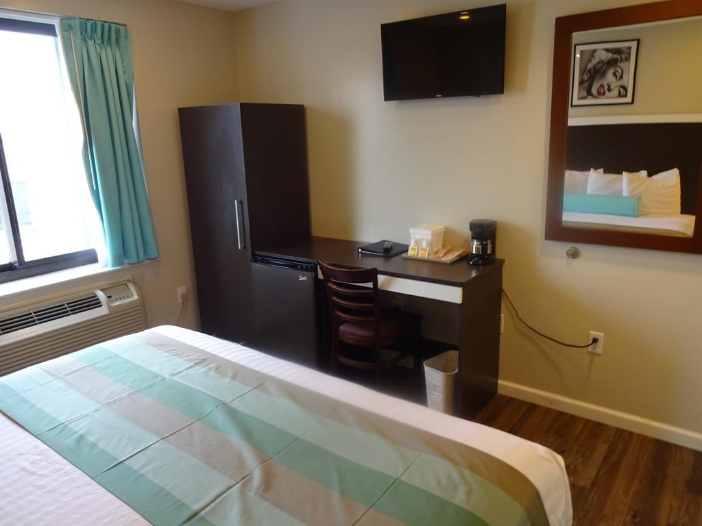 Super 8 By Wyndham Brooklyn / Park Slope Hotel