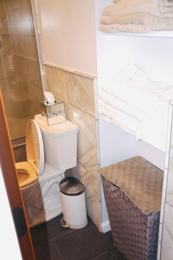 Privatunterkunft Modern Brownstone 2bdrm Duplex With Backyard Terrace *