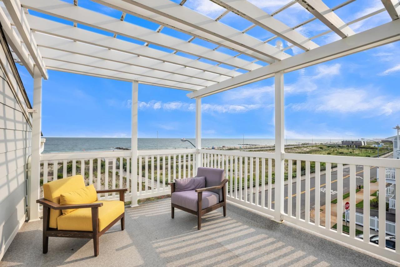 Stunning Beachfront Queens Getaway Townhouse Holiday home New York