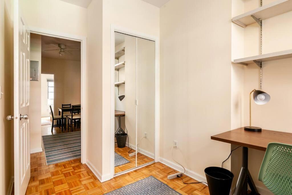 ✪ Large 2 Bedrooms ✪ Queen Beds ✪ Work Stations * New York