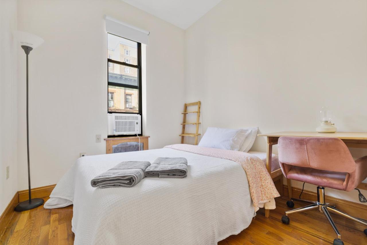 Living At Columbia Apartment *