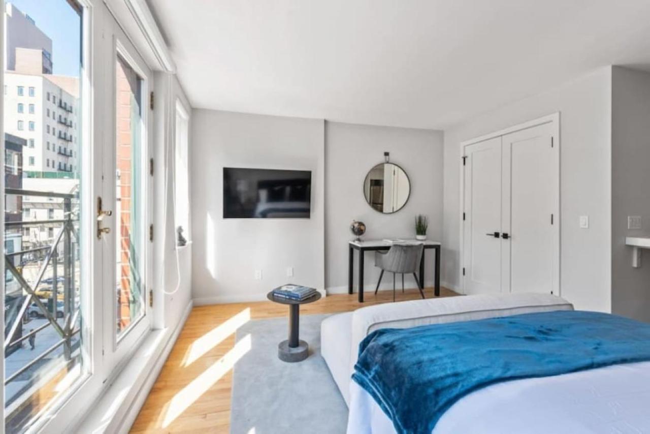 Luxe Studio With Charming Juliet Balcony Appartement New York