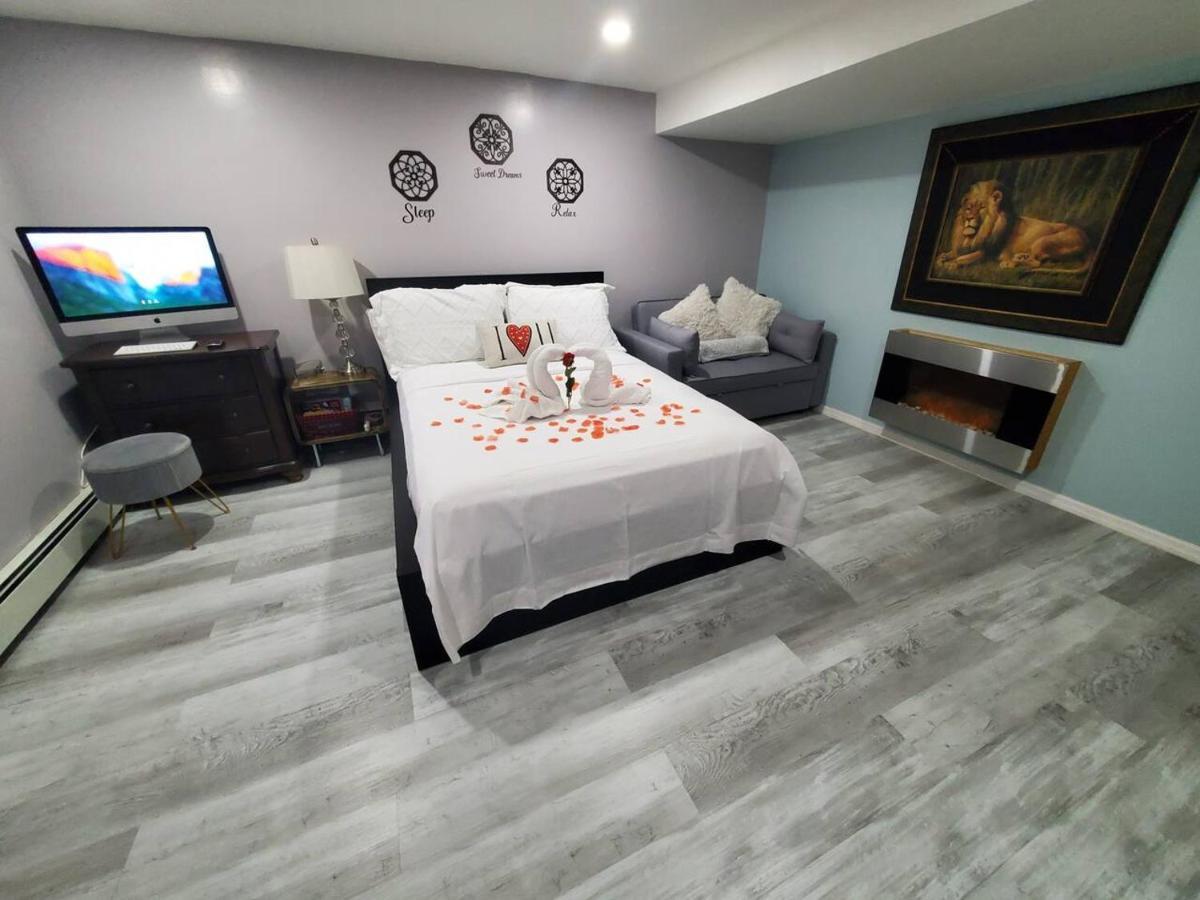 Lovely 2 Bedroom With 2 Entrance And Parking With A Fee Apartment New York