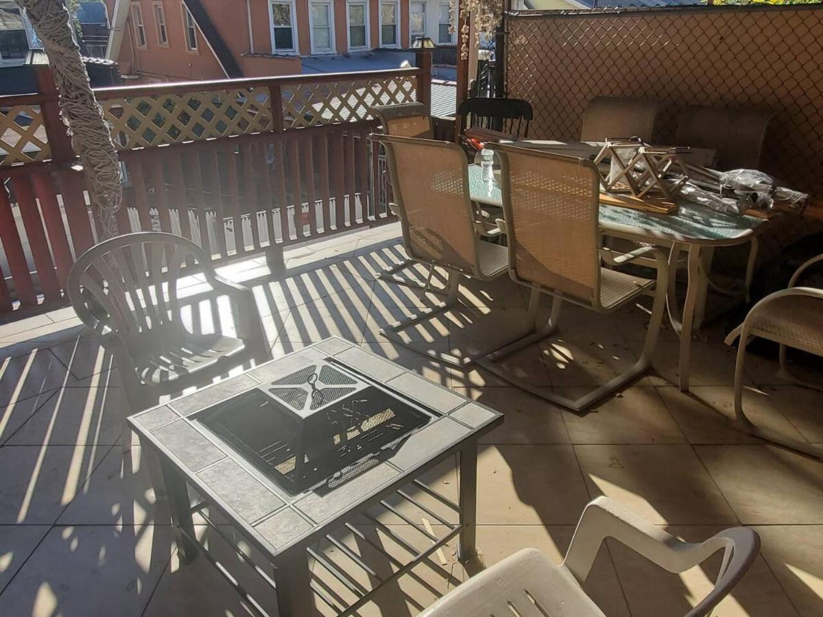 Lovely 2 Bedroom With 2 Entrance And Parking With A Fee Apartment