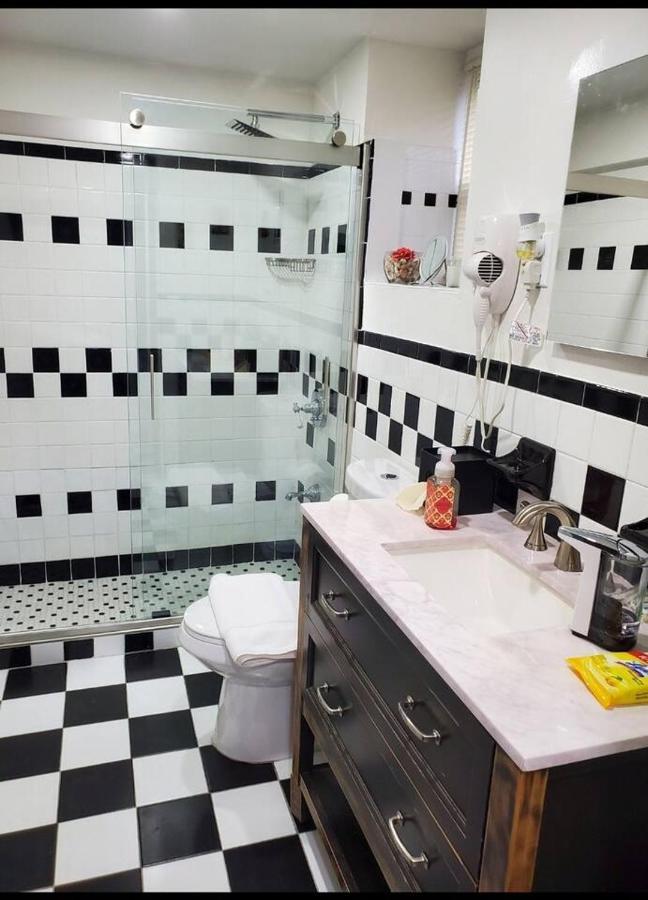 Lovely 2 Bedroom With 2 Entrance And Parking With A Fee Apartment