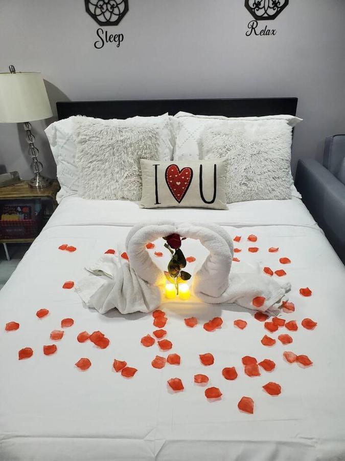 Lovely 2 Bedroom With 2 Entrance And Parking With A Fee Apartment New York