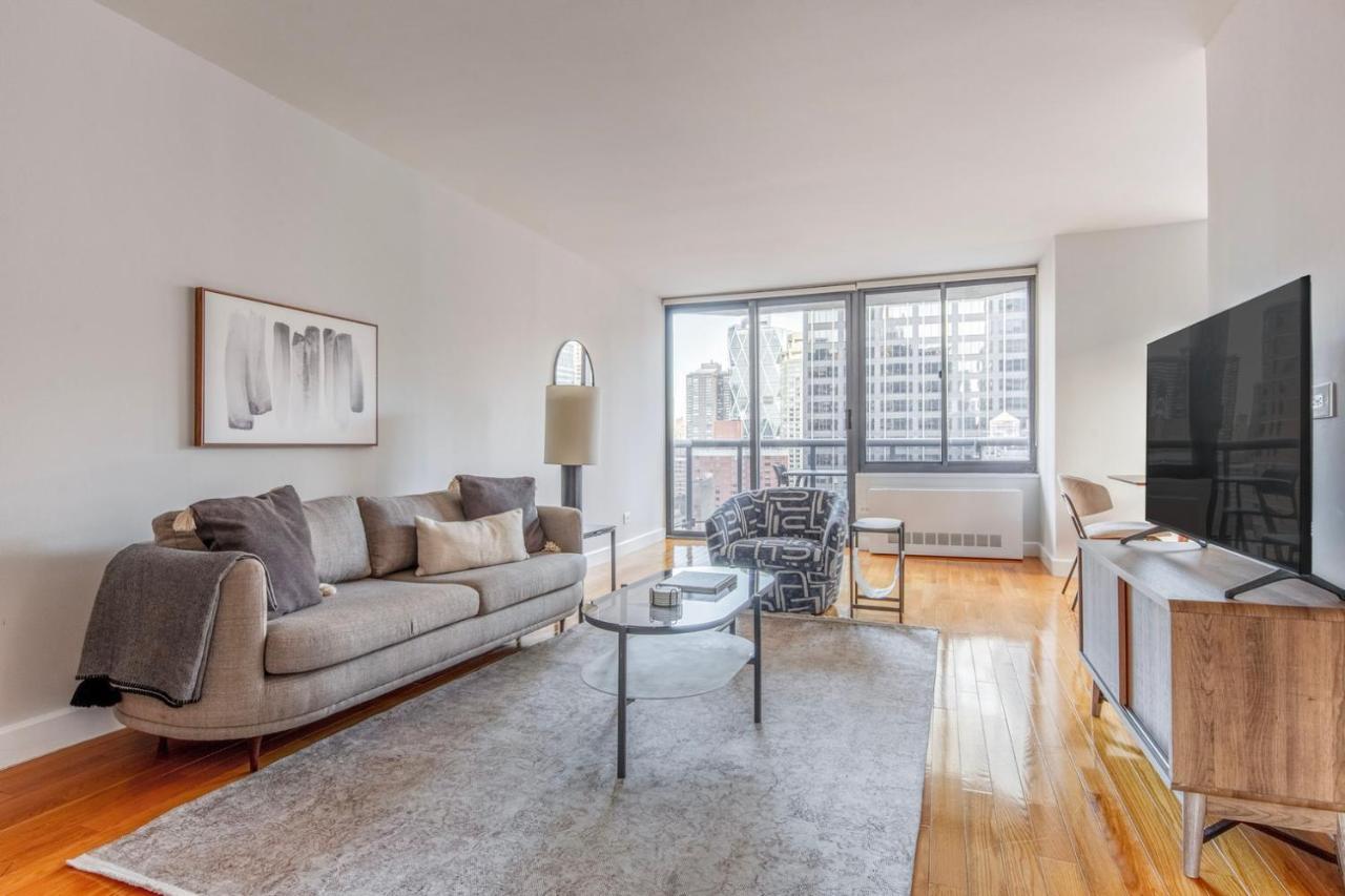 Midtown 2br W Doorman Nr Theater District Nyc-1349 *