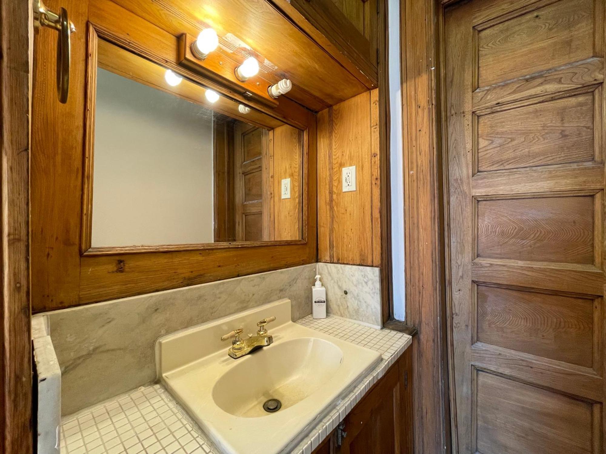 Large In Charming Townhouse