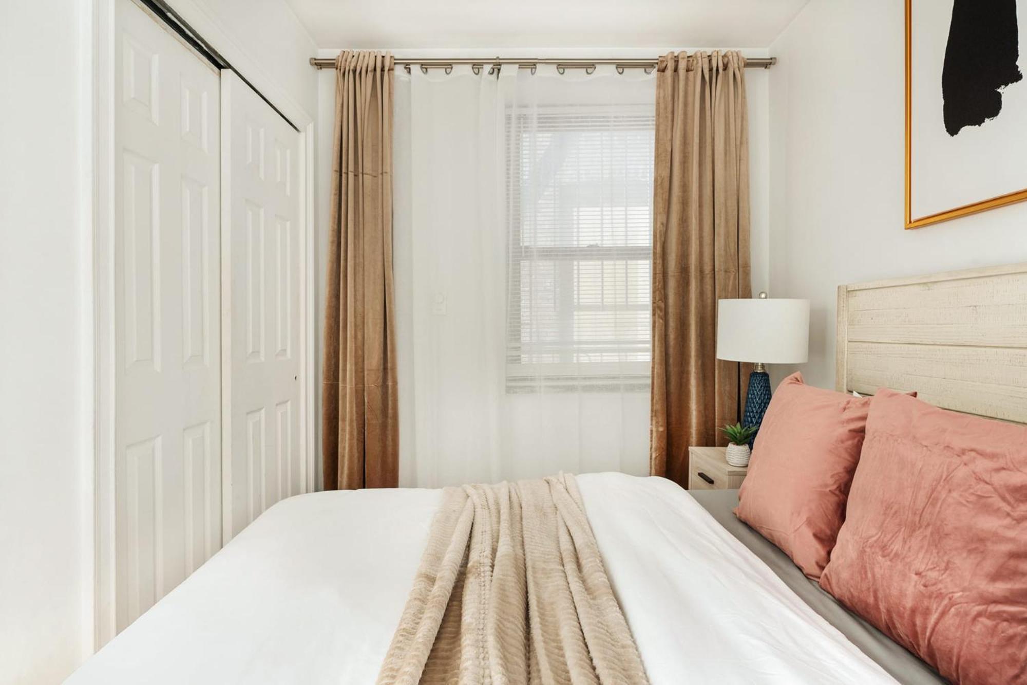 Apartment 69-4d Trendy Lower East Side 1b Brand New