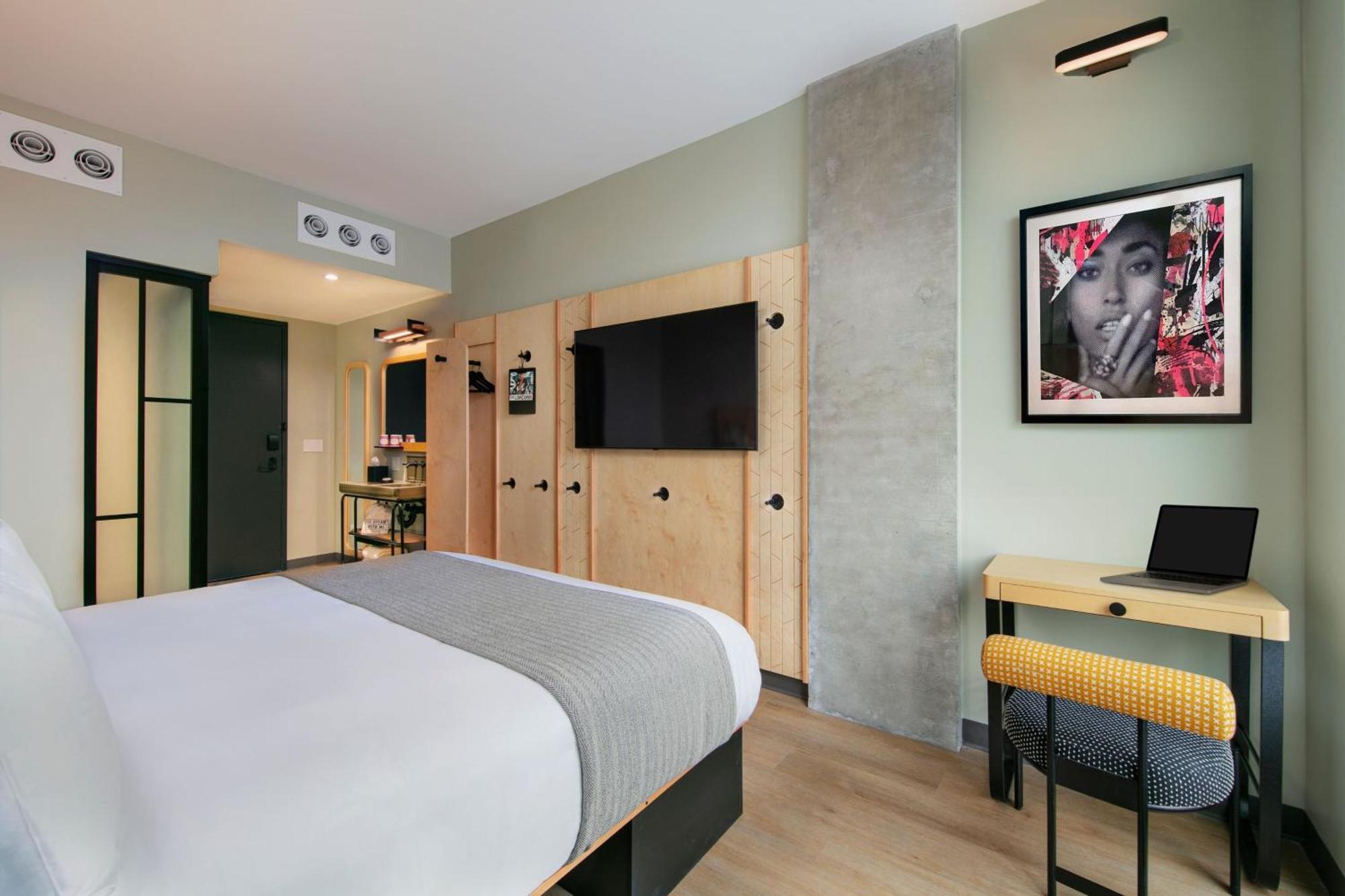 Moxy Brooklyn Williamsburg Hotel 3*