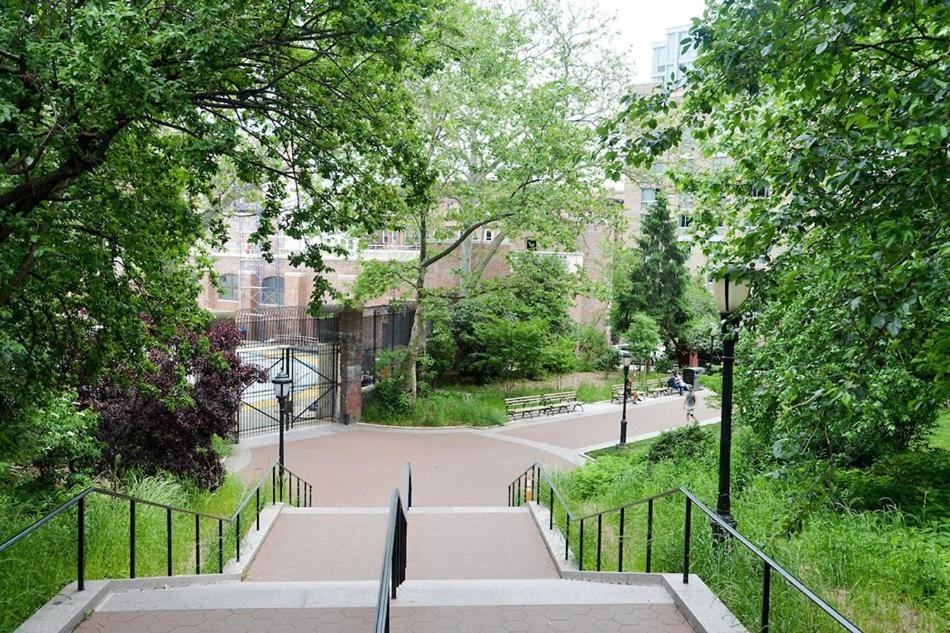 Large In Charming Townhouse