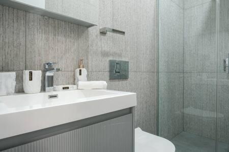 3br 2baths With Private Outdoors