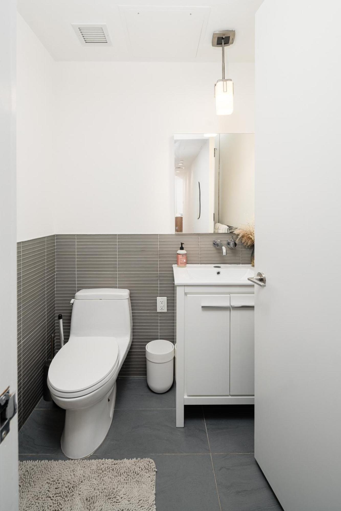 Luxury 2bd Nr St Gym Rooftop W/d New York